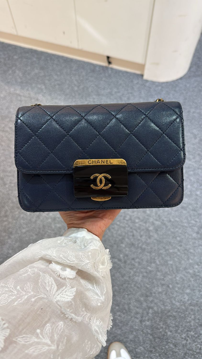 IGLIVE Chanel Beauty Lock Flap Bag Navy Sheepskin Aged Gold Hardware 20250328 (Ships From Asia) AC01