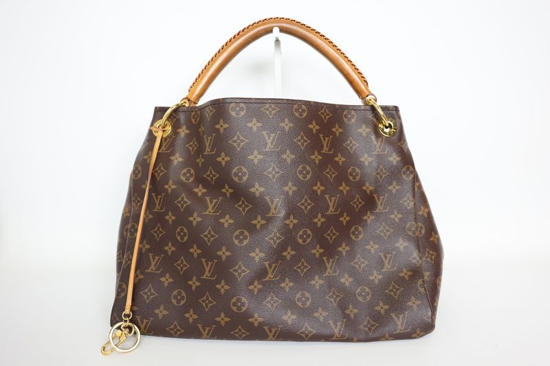 Louis Vuitton Artsy GM, Monogram Coated Canvas and Cowhide Leather Trim with Gold Hardware, Preowned in Dustbag WA001