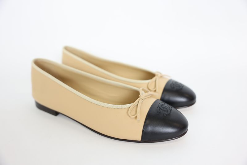 Chanel Shoes, Ballerinas Size 42, Beige and Black Lambskin, New in Box WA001