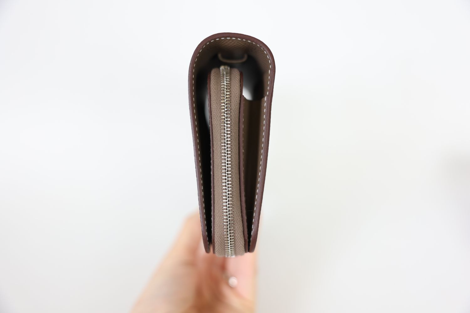 シンプル＆エレガント【HERMES】Portefeuille 1957 To Go Etoupe Hermes 1957 To Go Wallet, Etoupe Epsom Leather with