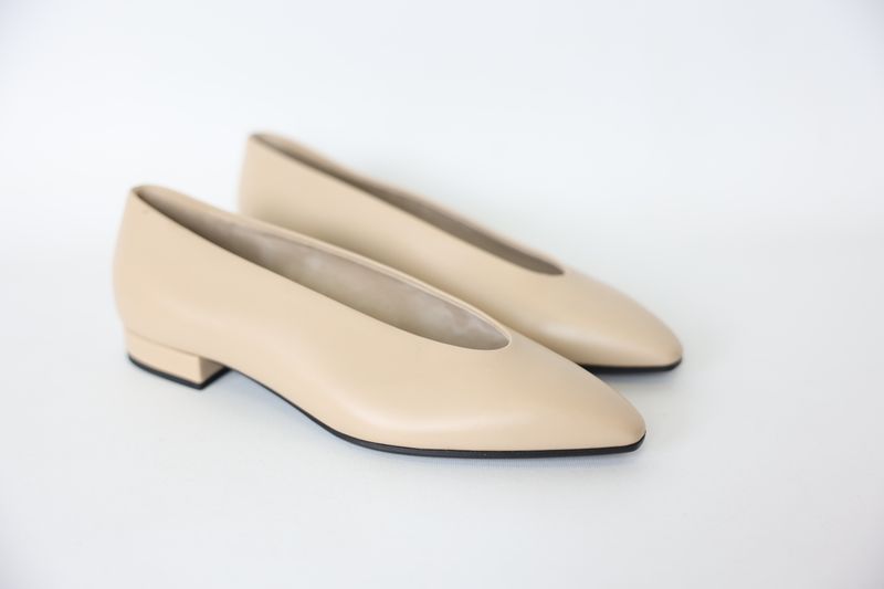 Loro Piana Rebecca Flat Shoes, Light Camel Calfskin, Size 36, Preowned in Box WA001