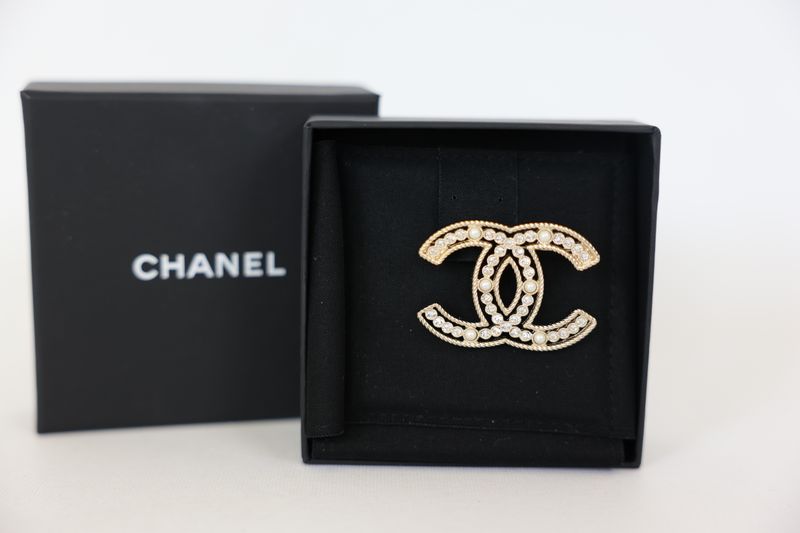 Chanel CC Brooch Pin, Crystal and Resin Pearl with Gold Hardware, Preowned in Box WA001
