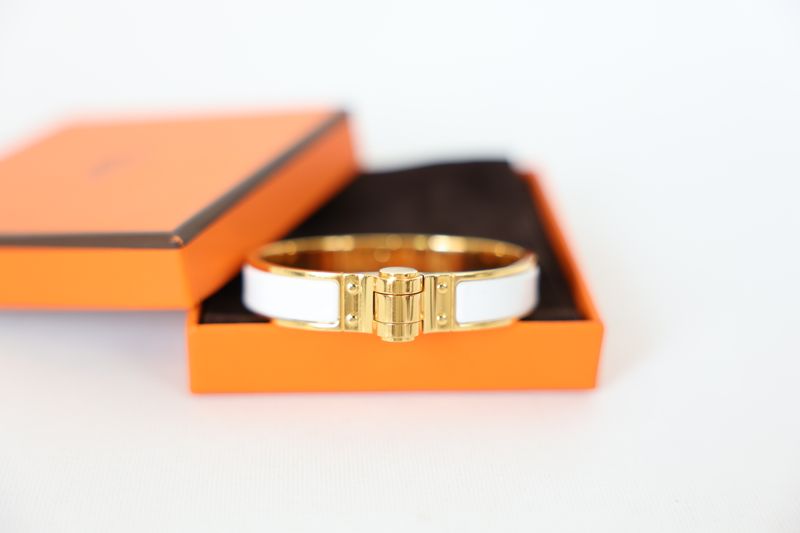 Hermes Charniere Bracelet, White Enamel with Gold Hardware, Preowned in Box WA001