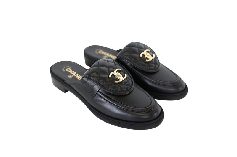 Chanel Shoes CC Turnlock Mules, Black Lambskin with Gold Hardware, Size 40, New in Box WA001