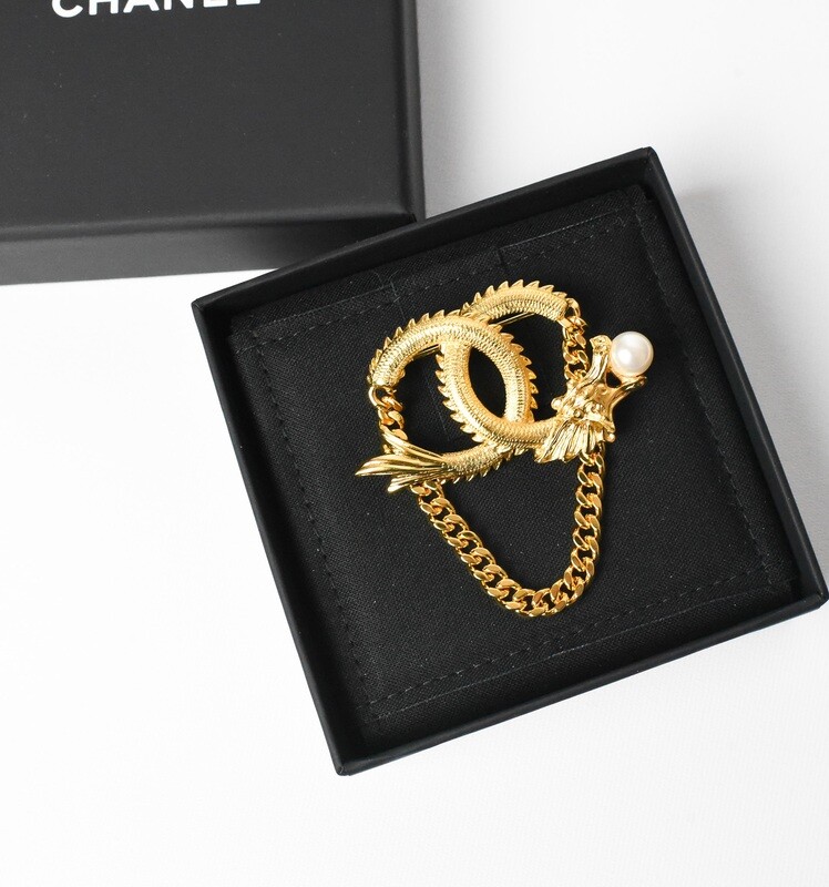 Chanel CC Brooch in Gold with Pearl, Dragon, New in Box GA001