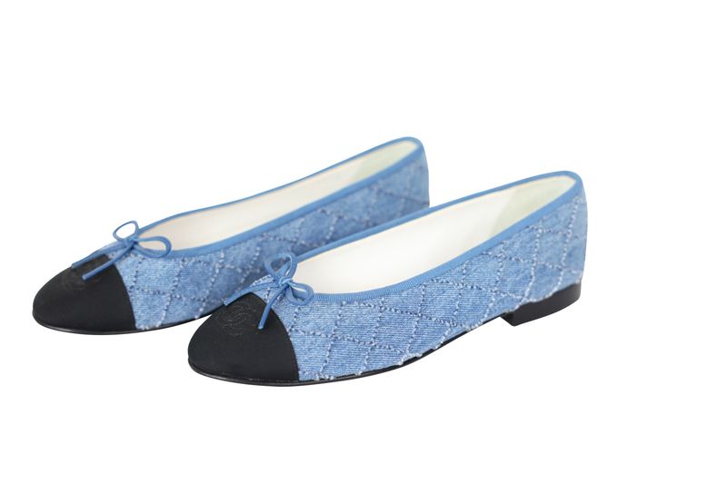 Chanel CC Ballet Flat Shoes, Blue Denim, Size 38, New in Box WA001 Chanel CC Ballet Flat Shoes, Blue Denim, Size 38, New in Box WA001