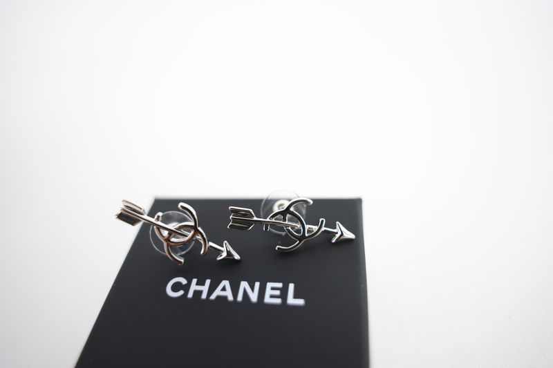 Chanell CC Arrow 26C Earrings, Silver, New in Box WA001