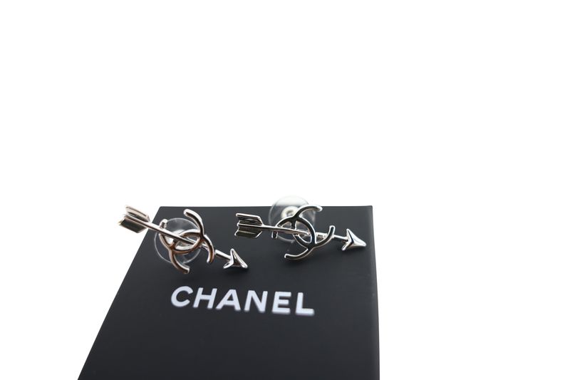 Chanell CC Arrow 26C Earrings, Silver, New in Box WA001