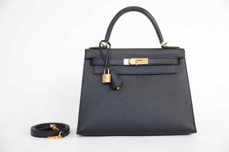 Hermès Kelly 28 Sellier Handbag, Black Epsom Leather and Gold Hardware, A 2017 Stamp, Preowned in Dustbag WA001 Hermès Kelly 28 Sellier Handbag, Black Epsom Leather and Gold Hardware, A 2017 Stamp, Preowned in Dustbag WA001