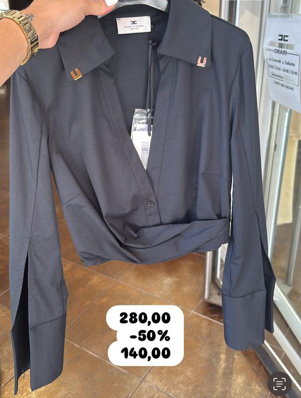 Camicia cropped in raso con drappeggio