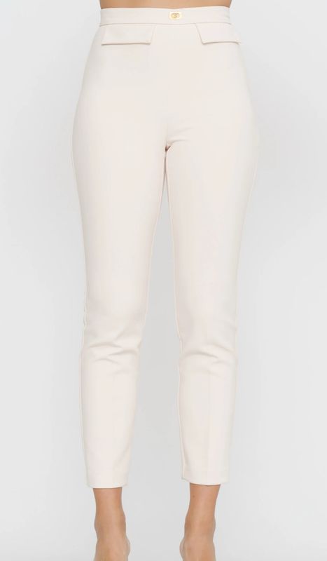 Pantaloni a matita in crêpe stretch con patte sul davanti. Placca con logo in metallo dorato sul fascione, vestibilità slim fit