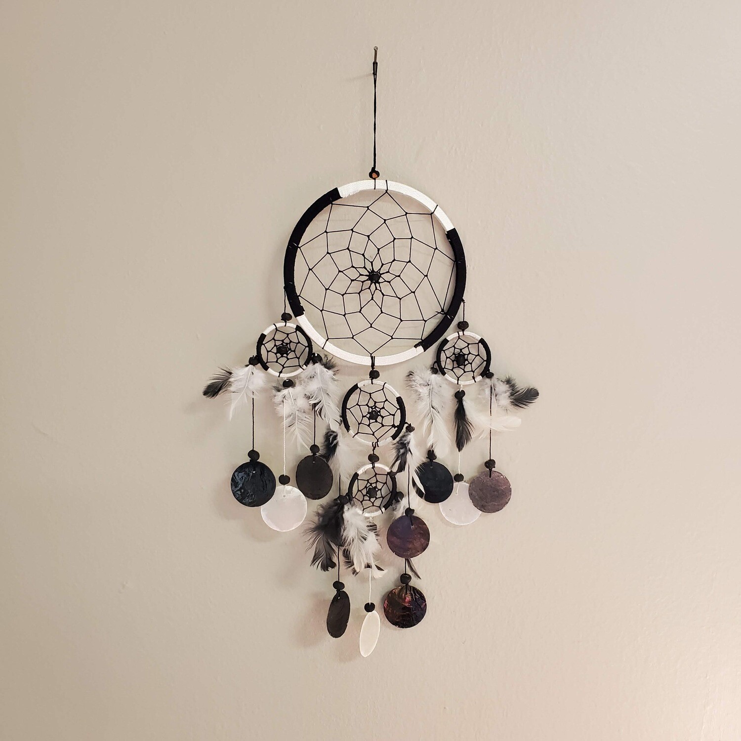 BLK/WHT DREAMCATCHER W/SHELLS 6&quot;