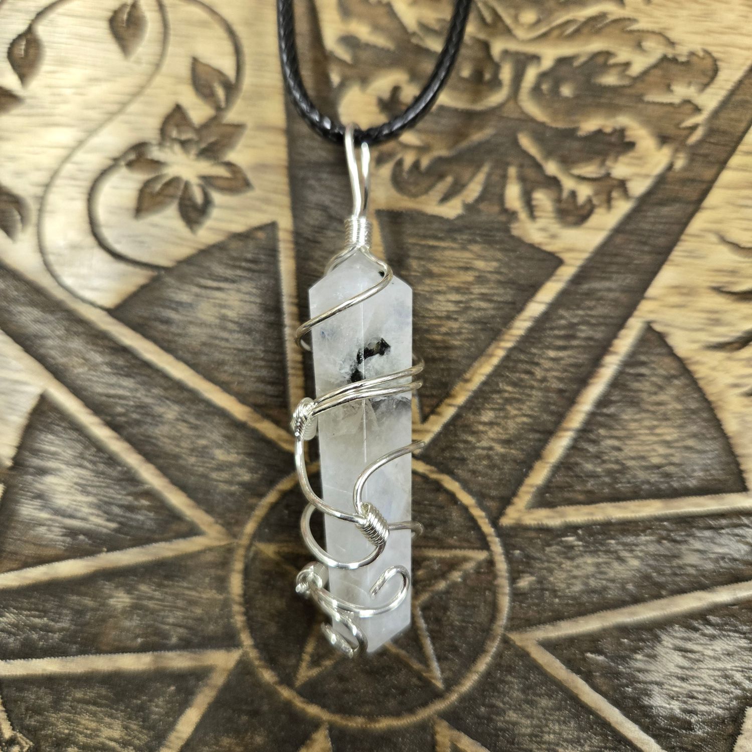 ORNATE WIRE WRAP RAINBOW MOONSTONE POINT NECKLACE