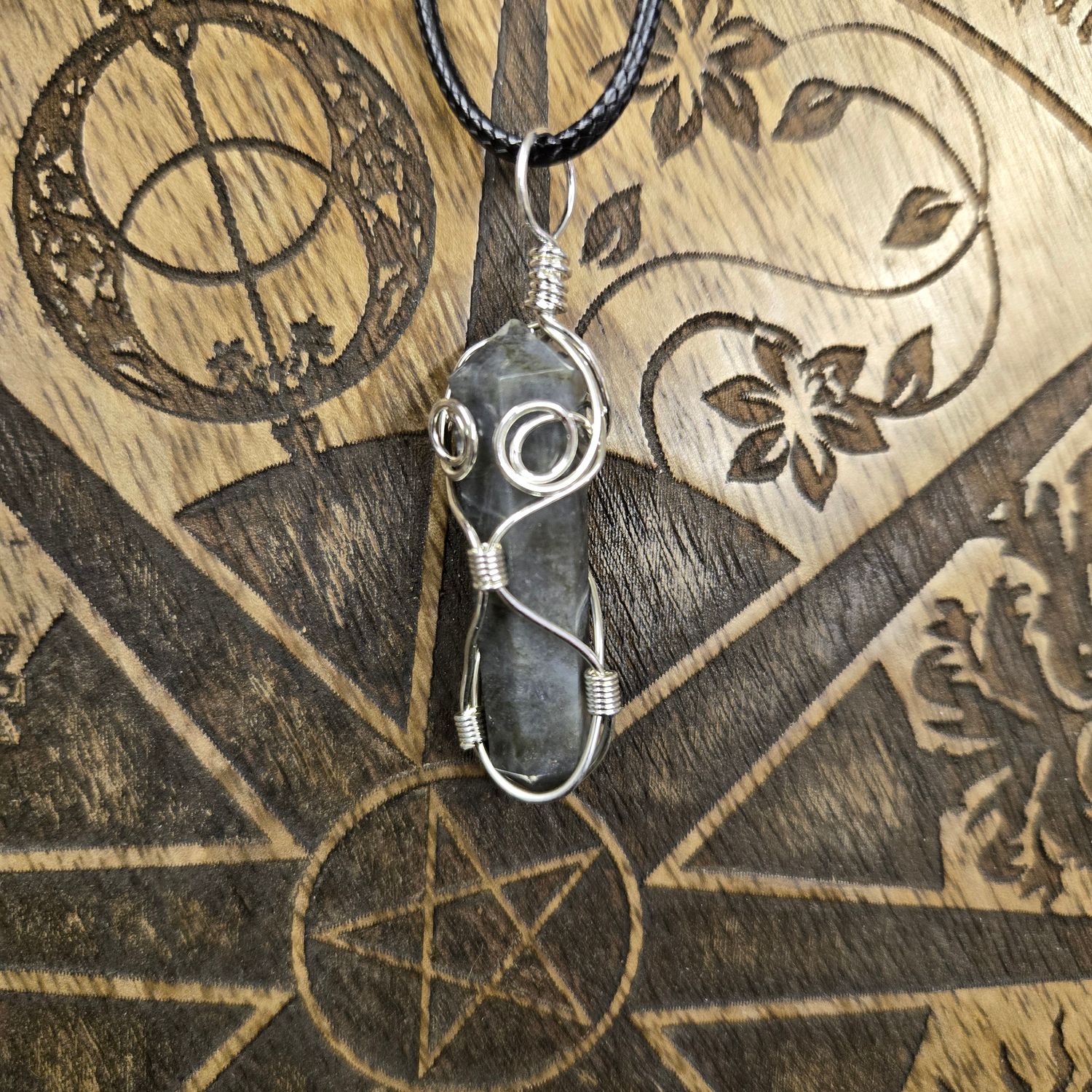 ORNATE WIRE WRAP LABRADORITE POINT NECKLACE