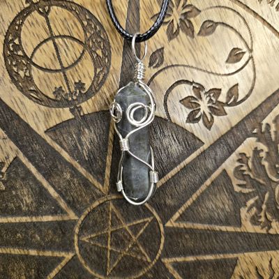 ORNATE WIRE WRAP LABRADORITE POINT NECKLACE