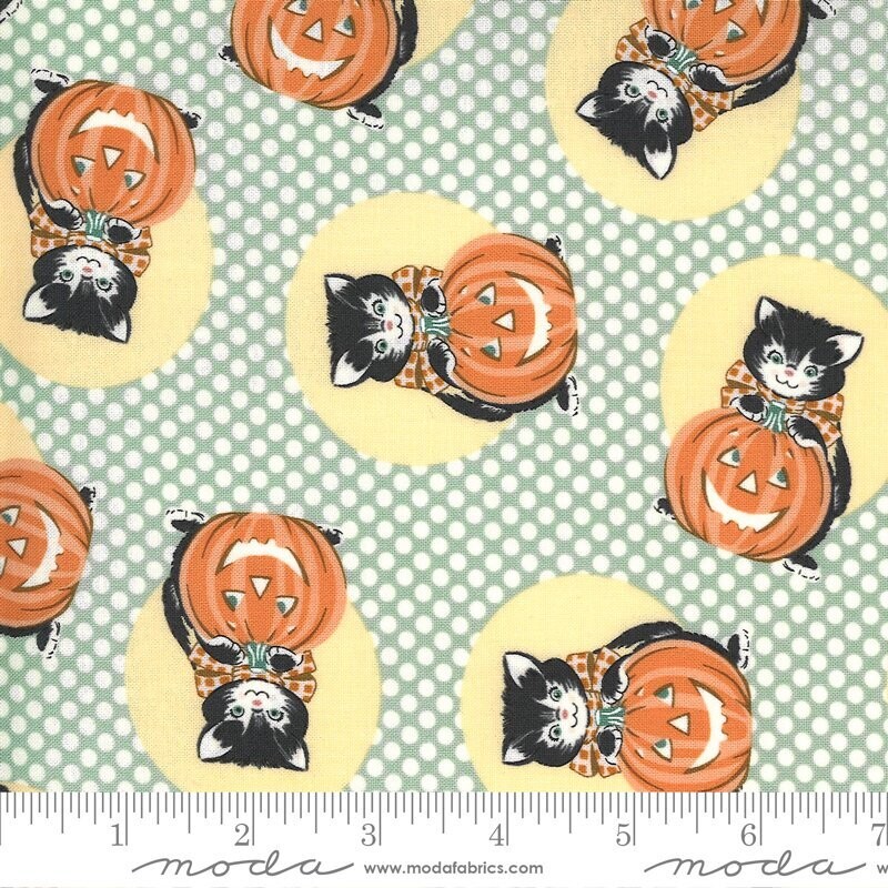 Patchworkstoff "Kitty Corn Goblin Midnight", Katzen & Kürbisse, grün-weiß gepunktet, Moda, 19,80 €/m*