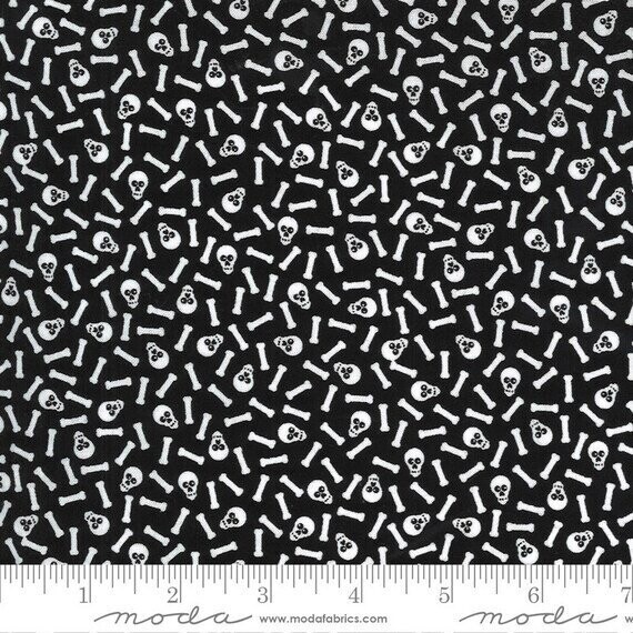 Patchworkstoff "Midnight Magic 2 Mr Bones Skulls", Totenköpfe & Knochen, schwarz, 19,80 €/m