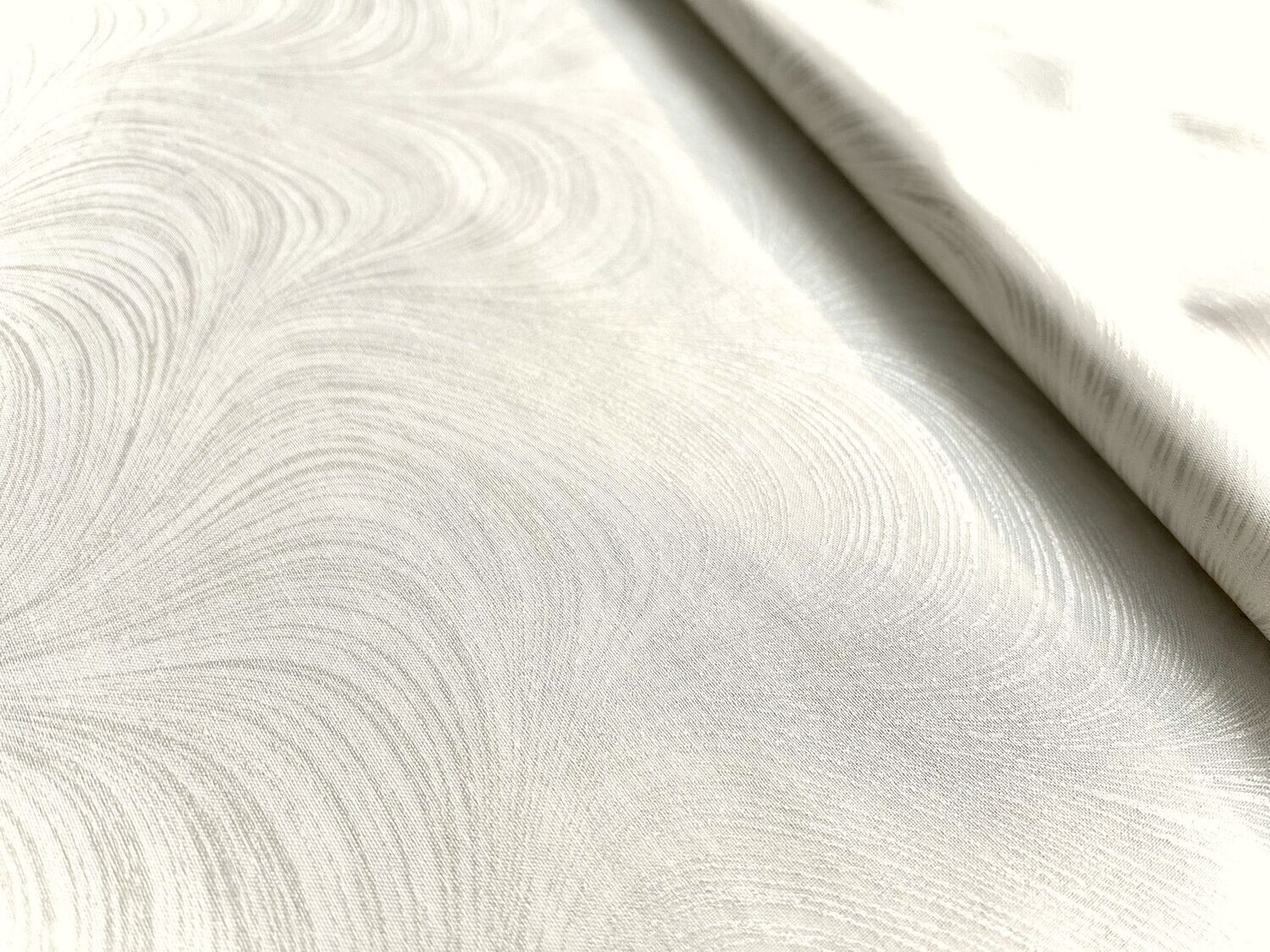 Patchworkstoff "Pearlescent Wave Texture white/ white" mit Schraffierungen, weiß-perlmutt meliert, 19,00 €/m