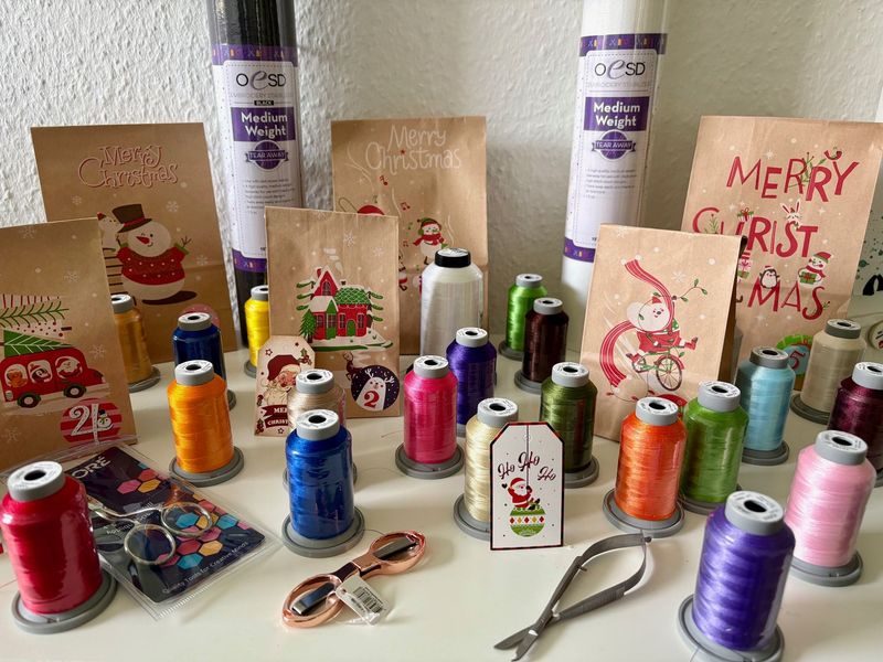 Adventskalender mit Stickgarn und Zubehör
