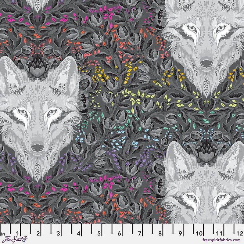 Patchworkstoff  Patchworkstoff "Wolf of Pink Street - Carbon" der Kollektion Graywork, Wölfe und Blumen in grau, multicolor, Tula Pink, 18,50/m