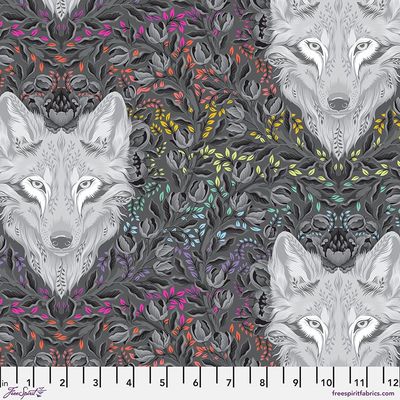 Patchworkstoff "Wolf of Pink Street - Carbon" der Kollektion Graywork, Wölfe und Blumen in grau, multicolor, Tula Pink, 18,50/m