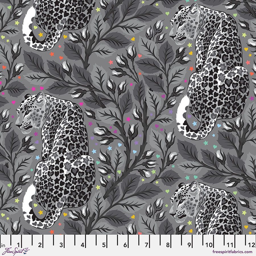 Patchworkstoff "Birthmark - Shadow" der Kollektion Graywork, Schneeleoparden und Blumen in dunkelgrau, multicolor, Tula Pink, 18,50/m