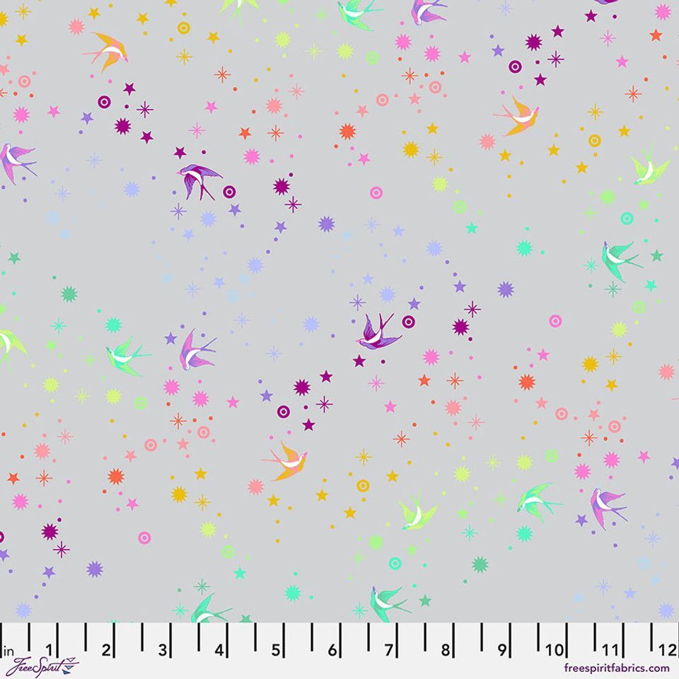 Patchworkstoff "Fairy Dust - Fog" True Colors Graywork, bunte Schwalben und Punkte in auf grau, Tula Pink, 18,50/m