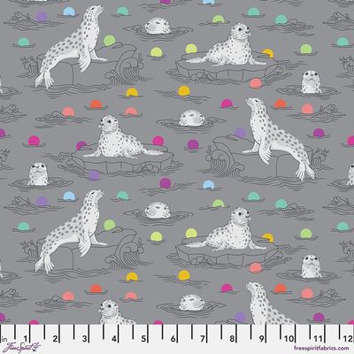 Patchworkstoff "Seal the Deal - Shadow" der Kollektion Graywork, Seehunde und Eisschollen mit bunten Punkten in hellgrau, multicolor, Tula Pink, 18,50/m