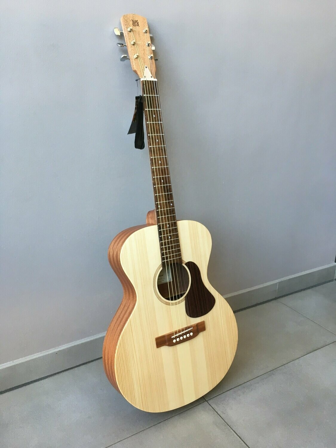 Iberica FLK10 acoustic guitar. Order code: IBE1016500. Order code: IBE1016500
