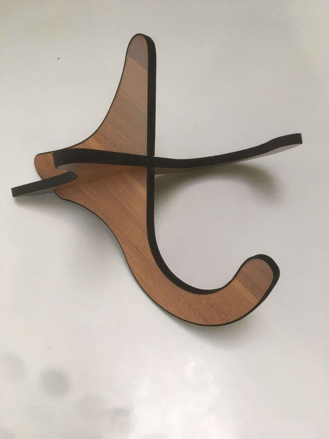 Serafs houten standaard voor ukelele, viool, kindergitaar, mandaline,... Order code  SERUS1000500