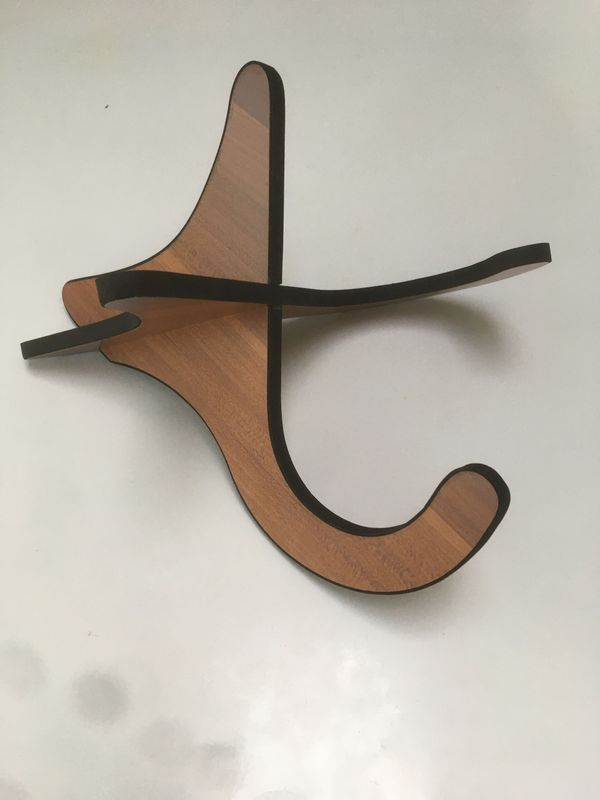 Serafs houten standaard voor ukelele, viool, kindergitaar, mandaline,... Order code  SERUS1000500