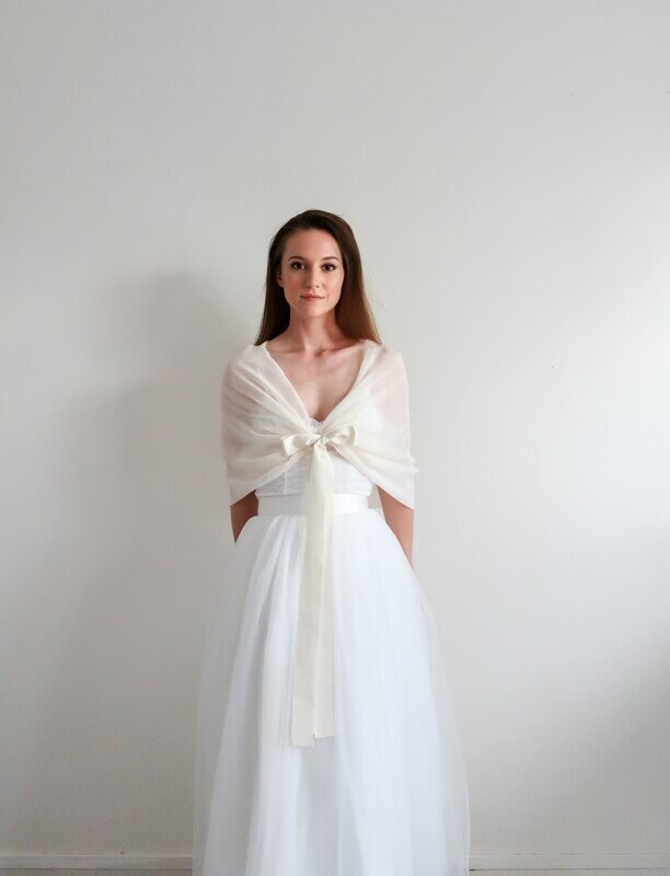 Étole en Voile Crème ou Blanc Naturel – Accessoire Mariage Élégant