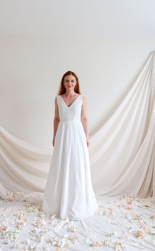 Robe de Mariée Longue ADELE - Élégance Moderne avec Dentelle et Traîne