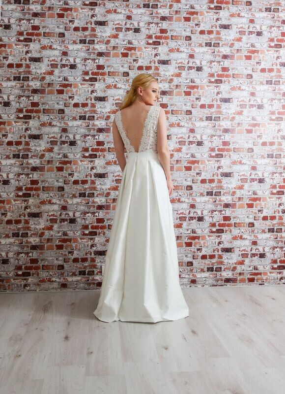 Robe de Mariée Longue en Dentelle et Jupe Évasée Raffinée - VENDOME