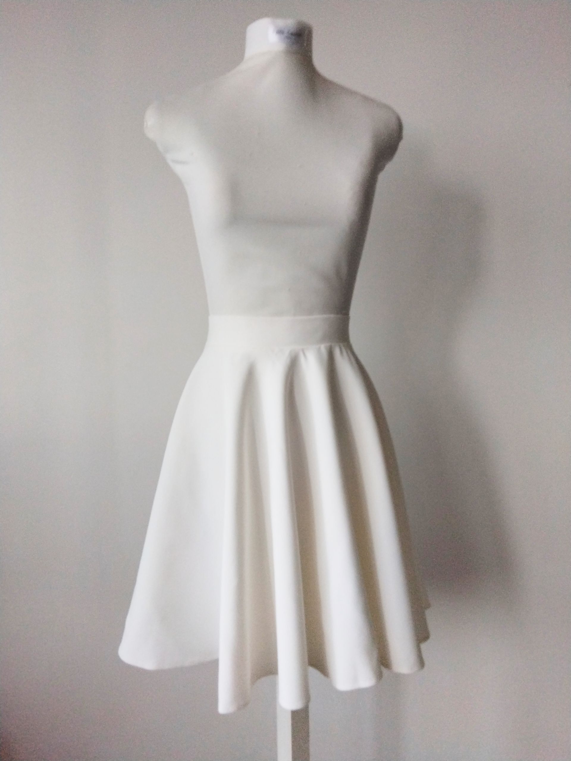 JUPE COURTE PATINEUSE T36
