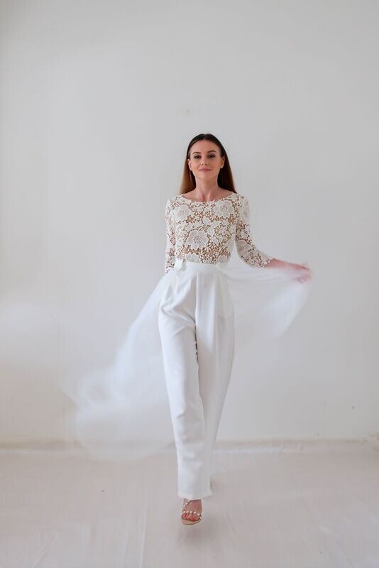 Look de Mariée Bohème Chic : Top en Dentelle Transparente et Pantalon Fluide avec Voile