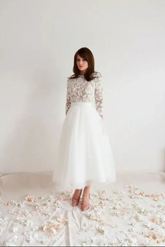 Détails élégants en dentelle et tulle de la robe de mariée VALENTINA mi-longue manches guipure