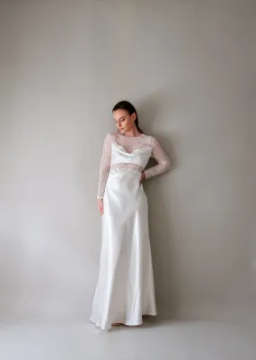 Vue de face de la robe de mariée HARMONIE en satin lisse et dentelle transparente pour un style épuré