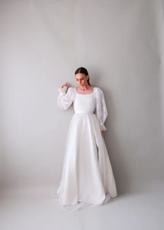 Corsage en soie avec une élégante transparence des manches en dentelle et coupe ajustée