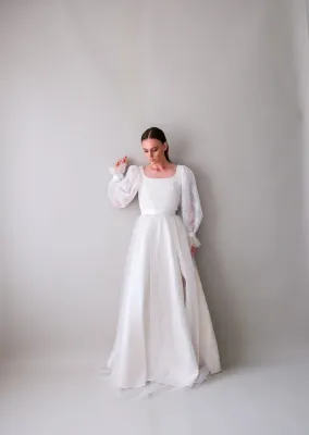 Corsage en soie avec une élégante transparence des manches en dentelle et coupe ajustée