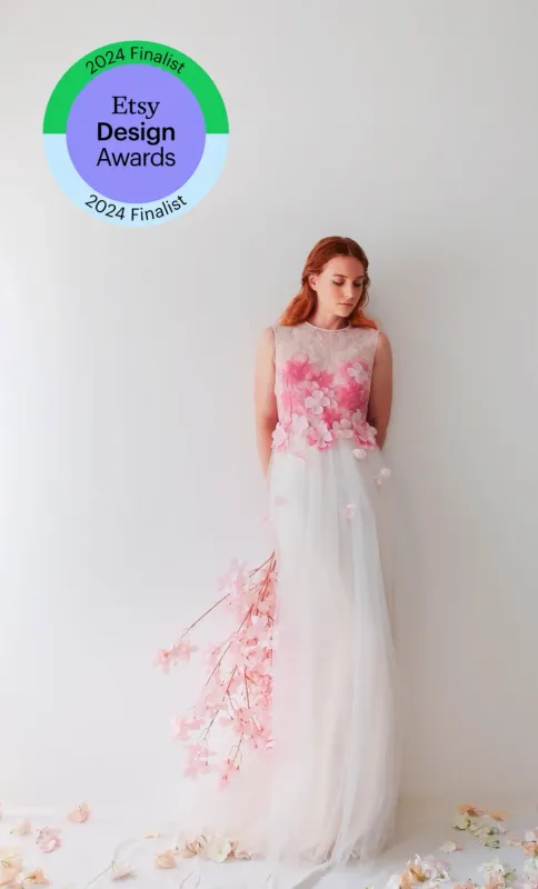 Robe de mariée florale élégante, finaliste des Etsy Design Awards 2024, vue en gros plan