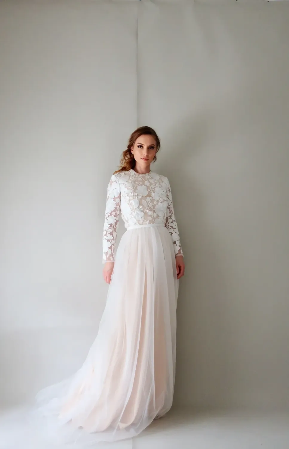 Vue de face de la robe de mariage romantique en tutu poudré, Faith Cauvain
