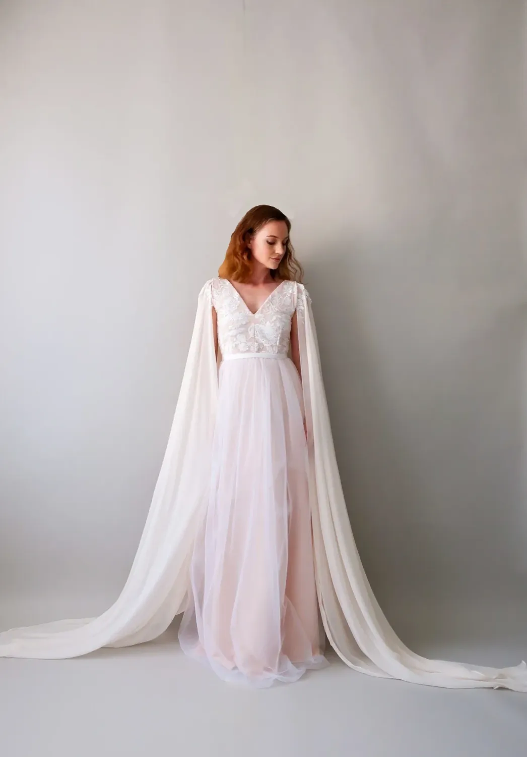 Haut en tulle brodé de sequins sur fond rose pâle de la robe GALADRIELLE