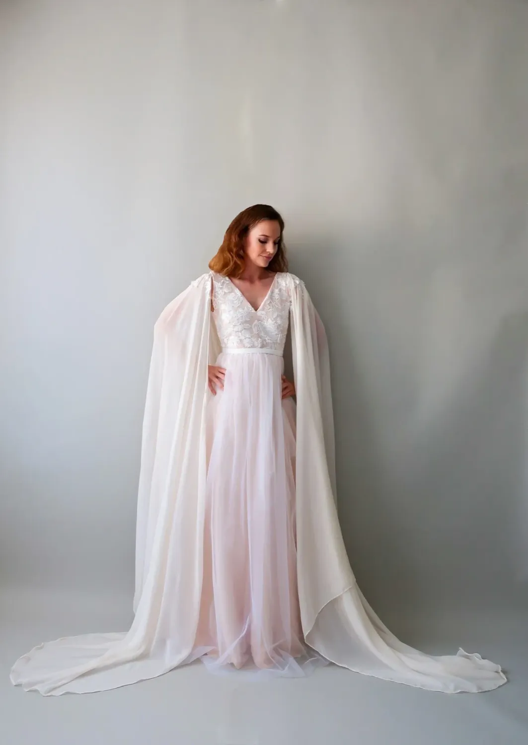 Robe de mariée GALADRIELLE avec décolleté en V brodé de sequins sur fond rose pâle