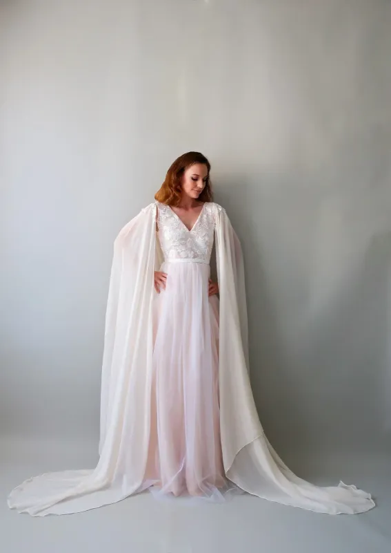 Robe de mariée GALADRIELLE avec décolleté en V brodé de sequins sur fond rose pâle