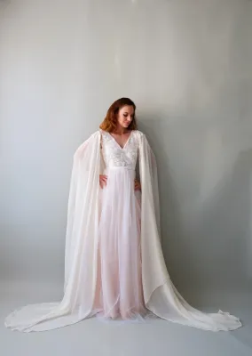 Robe de mariée GALADRIELLE avec décolleté en V brodé de sequins sur fond rose pâle