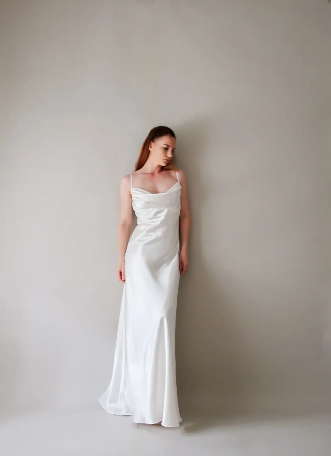 Robe AURORE minimaliste en soie sans cape, pour un style moderne
