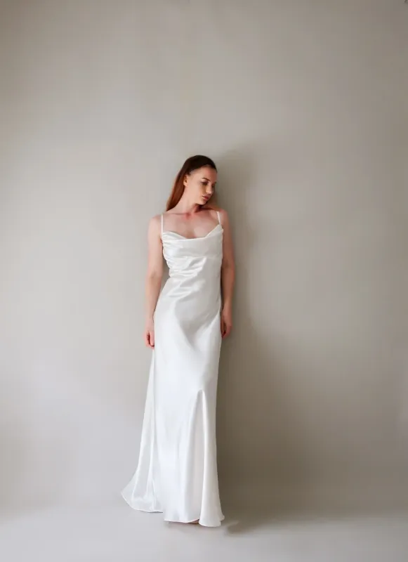 Robe AURORE minimaliste en soie sans cape, pour un style moderne