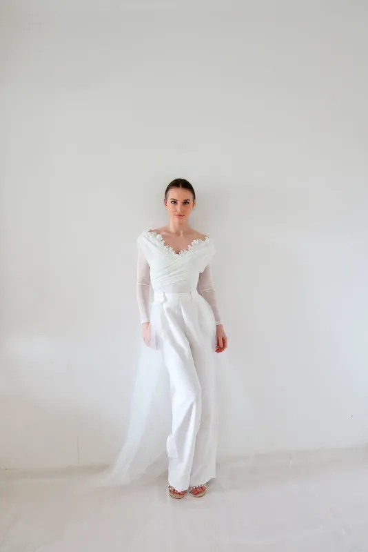 Tenue de mariage corsage drapé et pantalon avec traîne en tulle par Faith Cauvain