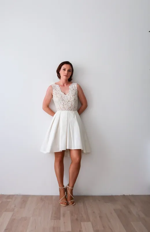 Robe de mariée moderne, courte et élégante, en dentelle avec dos plongeant